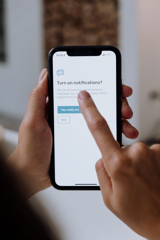 Cum să îți stabilești limite eficiente pentru notificările digitale